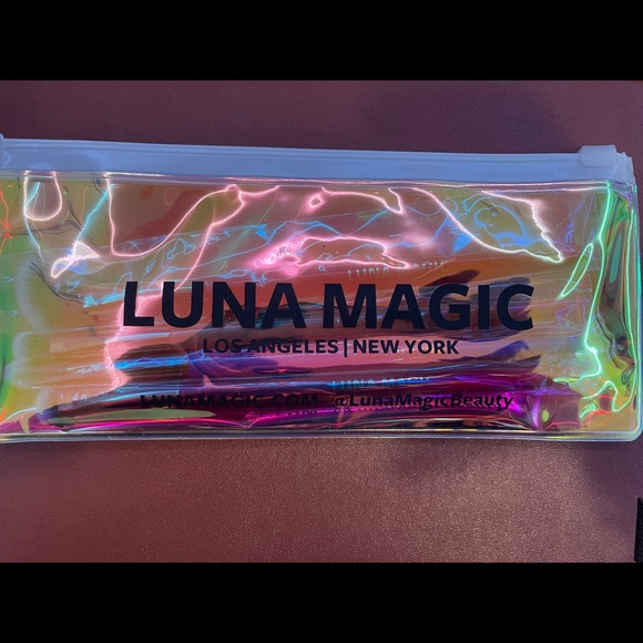 Eyeshadow palette and brush set - Picture 3 of 4